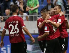 包含汉诺威队在关键战役中失利，保级希望渺茫的词条